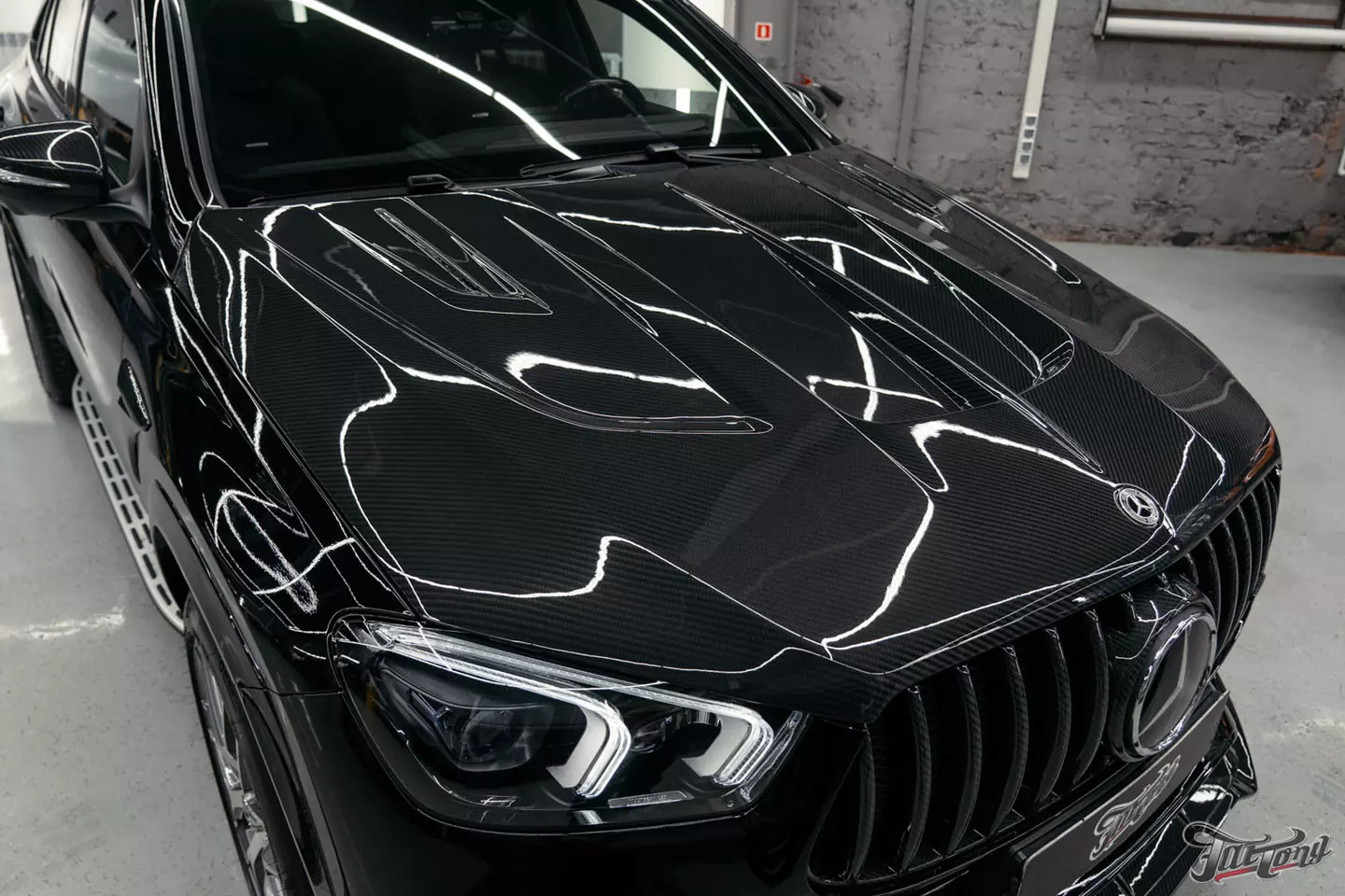 Выкинули BURMESTER 3D из нового Mercedes GLE 63S и установили новую акустическую систему. Выполнили комплексную шумоизоляцию, построили выхлопную систему, установили обвес Larte, оклеили полиуретаном
